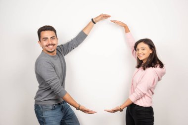 Beyaz arka planda boş alan gösteren genç bir çift. Yüksek kalite fotoğraf