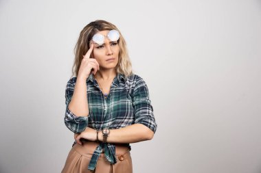 Şık gözlüklerle poz veren düşünceli kadın portresi. Yüksek kalite fotoğraf