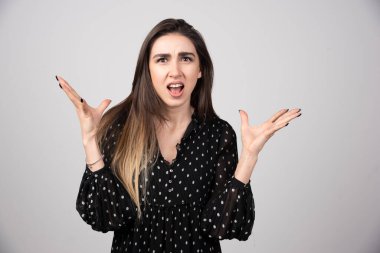 Ayakta duran ve poz veren hoş görünümlü esmer kadın. Yüksek kalite fotoğraf