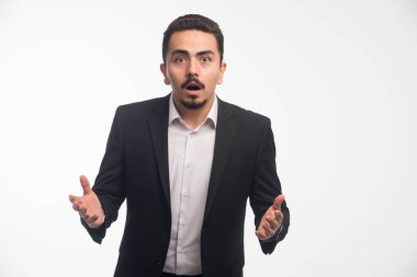 Kıyafet yönetmeliğindeki bir işadamı şaşırmış görünüyor. Yüksek kalite fotoğraf