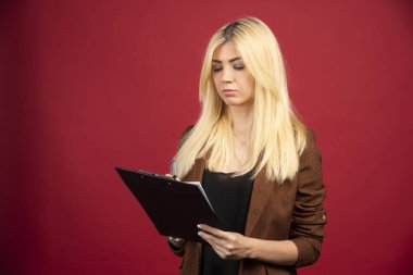 İş planına bakan sarışın bir iş kadını. Yüksek kalite fotoğraf