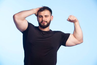 Siyah gömlekli, kaslı, sportif bir adam. Yüksek kalite fotoğraf