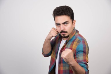 Öfkeden yumruklanmış bir adam. Yüksek kalite fotoğraf