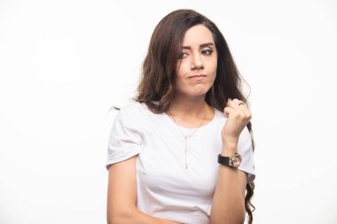 Beyaz gömlekli kendine güvenen kadın planlarını düşünüyor. Yüksek kalite fotoğraf