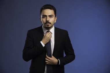 Siyah takım elbiseli bir iş adamı. Yüksek kalite fotoğraf