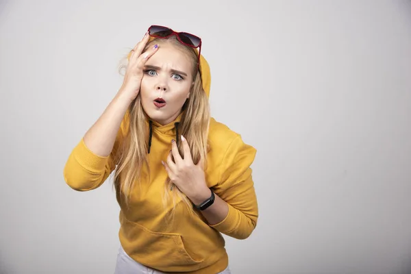 Ritratto Bella Ragazza Felpa Gialla Con Cappuccio Posa Con Occhiali — Foto Stock