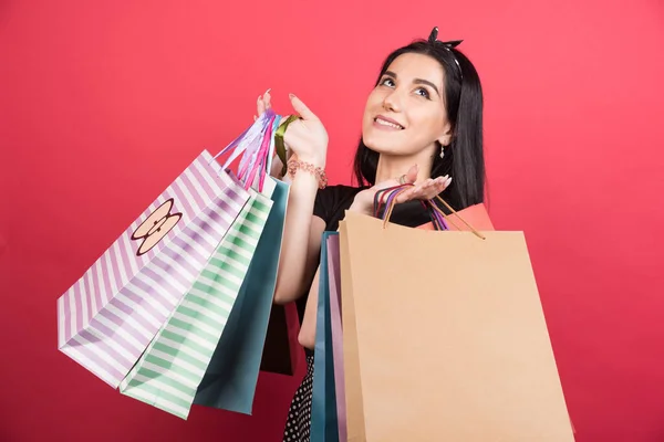 Gelukkig Vrouw Houden Veel Van Tassen Rode Achtergrond — Stockfoto