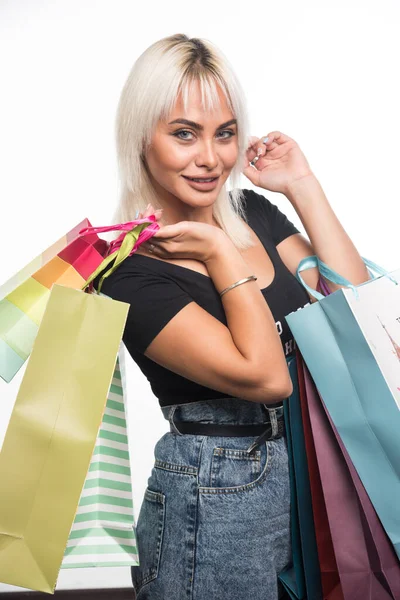 Gelukkige Jonge Vrouw Met Boodschappentassen Een Witte Achtergrond Hoge Kwaliteit — Stockfoto