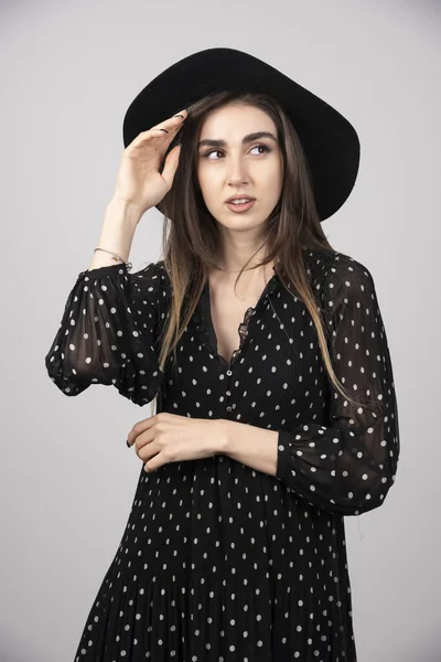 黒の帽子をかぶった若い女性が真剣に見える 高品質の写真 — ストック写真