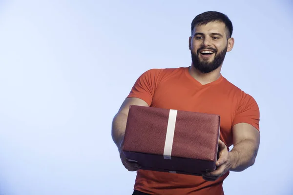 Uomo Camicia Rossa Con Mano Una Grande Confezione Regalo Offrendola — Foto Stock