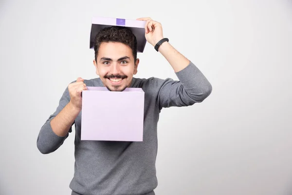 Lächelnder Mann Mit Einer Geöffneten Lila Schachtel Über Einer Weißen — Stockfoto