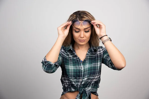 Portrait Jeune Femme Portant Des Lunettes Élégantes Photo Haute Qualité — Photo