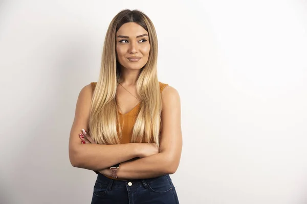 Mulher Bonita Posando Com Braços Cruzados Fundo Branco Foto Alta — Fotografia de Stock