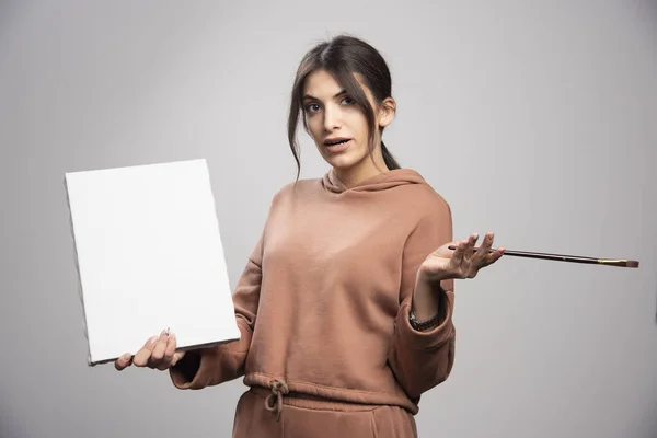 Schöne Künstlerin Posiert Mit Pinsel Und Leinwand Hochwertiges Foto — Stockfoto