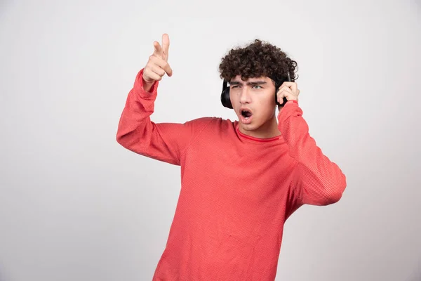 Jovem Encaracolado Ouvindo Música Cantando Foto Alta Qualidade — Fotografia de Stock