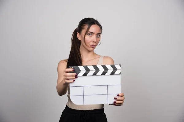 Elegant Woman Holding Clapperboard Looking Camera High Quality Photo — Stock Photo, Image