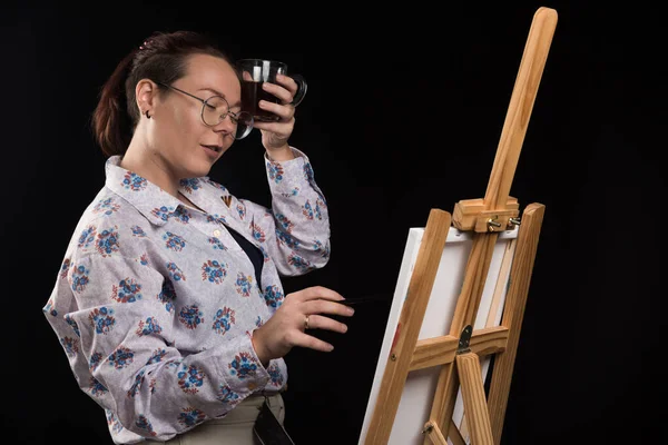 Kobieta Artysta Trzyma Pędzel Patrząc Płótnie Czarnym Tle — Zdjęcie stockowe
