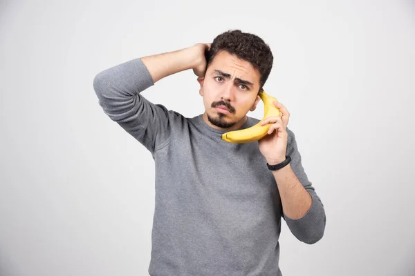 Joven Modelo Sosteniendo Plátano Como Teléfono Foto Alta Calidad —  Fotos de Stock