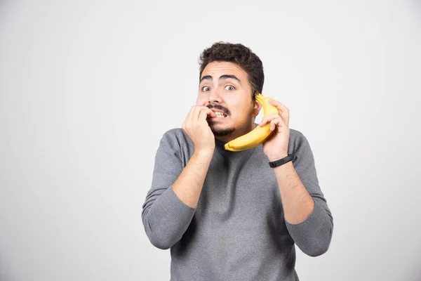 Joven Modelo Sosteniendo Plátano Como Teléfono Foto Alta Calidad —  Fotos de Stock