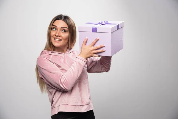 Blond Dam Rosa Tröja Håller Presentask Och Ser Mycket Glad — Stockfoto