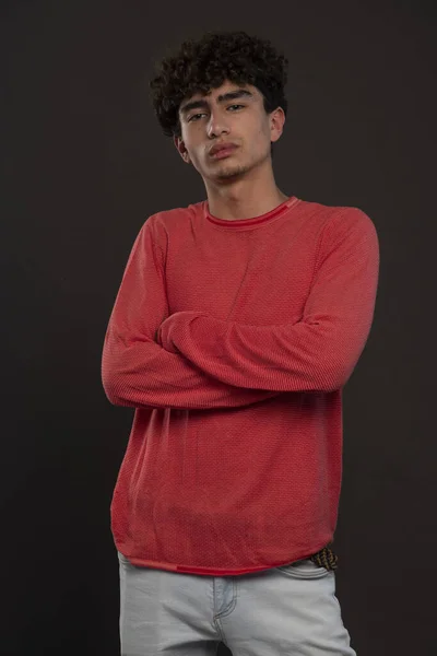 Jovem Modelo Camisa Vermelha Posando Fechando Braços Foto Alta Qualidade — Fotografia de Stock