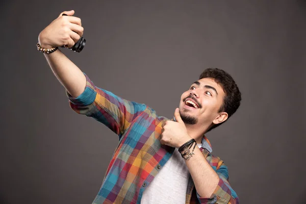 Fotografieren Sie Seine Selfies Positiver Weise Mit Einer Kamera Hochwertiges — Stockfoto