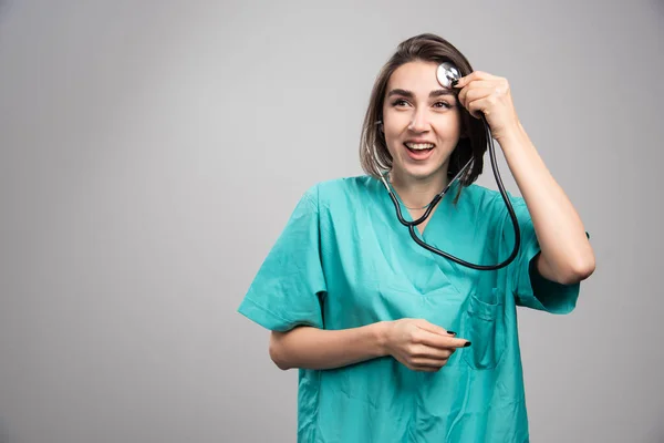 Doctora Con Estetoscopio Riendo Sobre Fondo Gris Foto Alta Calidad — Foto de Stock