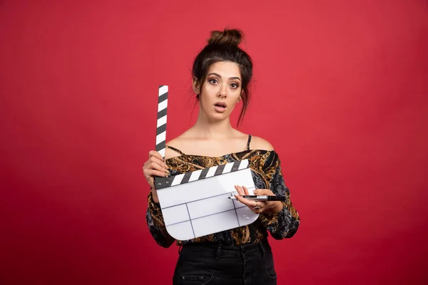 Brunette Girl Holding Blank Clapper Board Film Production Red Background — Stock Photo, Image