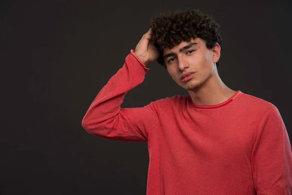 Junges Model Mit Lockigen Haaren Die Seinen Kopf Berühren Hochwertiges — Stockfoto