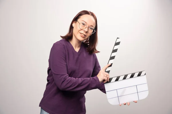 Giovane Donna Che Tiene Nastro Del Cinema Uno Sfondo Bianco — Foto Stock