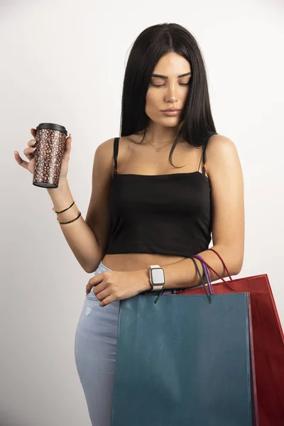 Retrato Mulher Morena Segurando Café Sacos Compras Foto Alta Qualidade — Fotografia de Stock