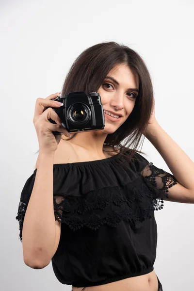 Bruna Donna Scattare Foto Con Macchina Fotografica Foto Alta Qualità — Foto Stock