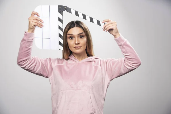 Donna Bionda Sudato Rosa Che Tiene Una Lavagna Vuota Guarda — Foto Stock