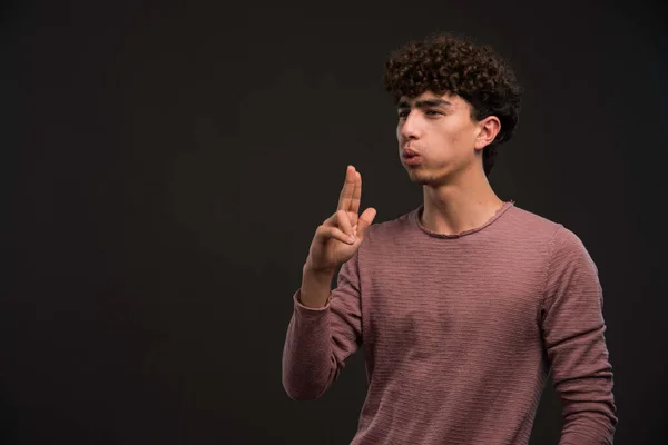 Modelo Joven Con Pelos Rizados Que Sopla Pistola Mano Foto — Foto de Stock