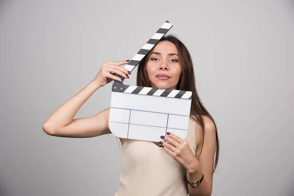 Young Woman Clapperboard Looking Camera High Quality Photo — Stock Photo, Image