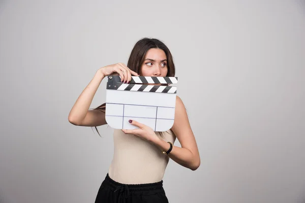 Mujer Joven Con Clapperboard Posando Sobre Fondo Gris Foto Alta —  Fotos de Stock