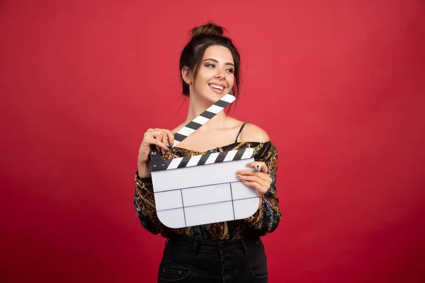 Brunette Girl Holding Blank Clapper Board Film Production Red Background — Stock Photo, Image