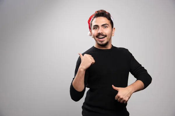 Lächelnder Mann Mit Weihnachtsmütze Der Daumen Hoch Zeigt Hochwertiges Foto — Stockfoto