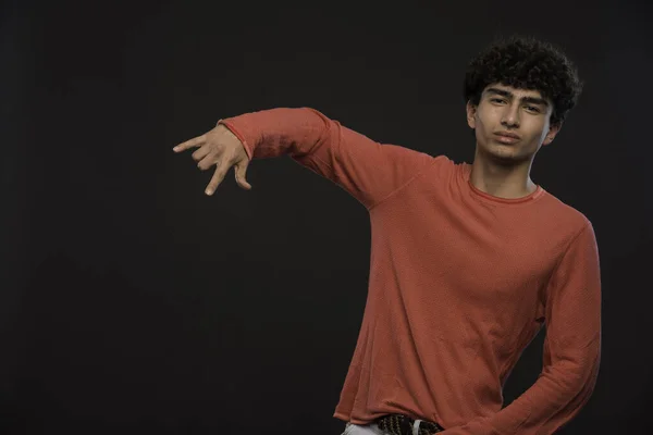 Jeune Modèle Avec Des Cheveux Bouclés Posant Photo Haute Qualité — Photo