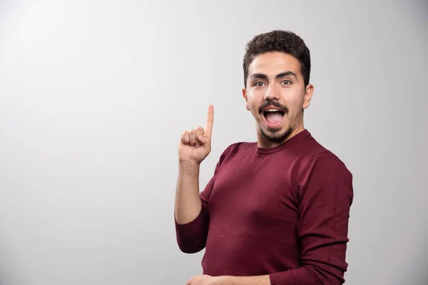 Homem Morena Feliz Mostrando Dedo Para Cima Posando Foto Alta — Fotografia de Stock