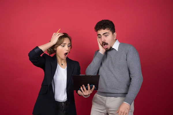 Eine Junge Frau Blickt Überraschend Auf Ein Klemmbrett Hochwertiges Foto — Stockfoto