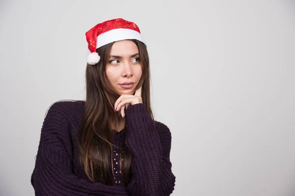 Jeune Belle Femme Chapeau Père Noël Regardant Son Côté Photo — Photo