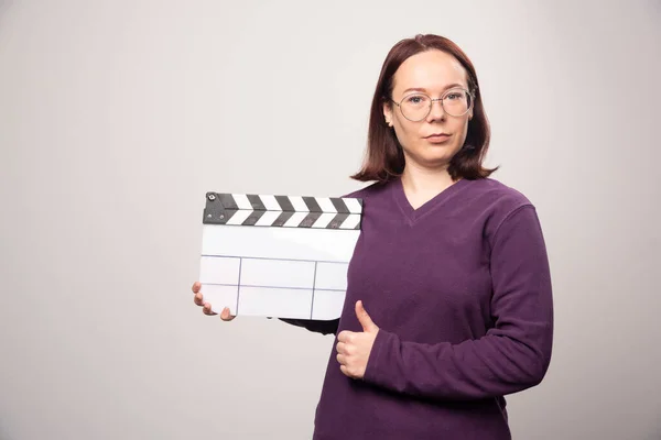 Jonge Vrouw Toont Een Duim Omhoog Houdt Een Bioscoopband Vast — Stockfoto