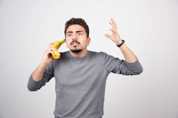 Hombre Morena Sosteniendo Plátano Como Teléfono Foto Alta Calidad —  Fotos de Stock