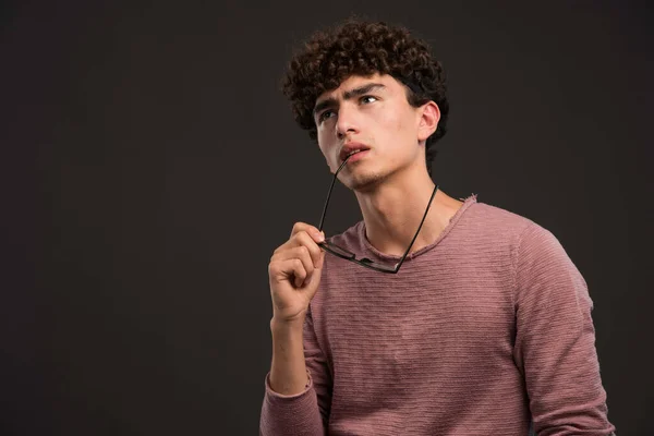 Jeune Garçon Avec Une Coiffure Bouclée Penser Photo Haute Qualité — Photo