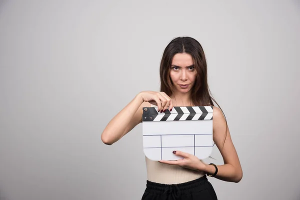 Young Woman Clapperboard Posing Gray Background High Quality Photo — Stock Photo, Image