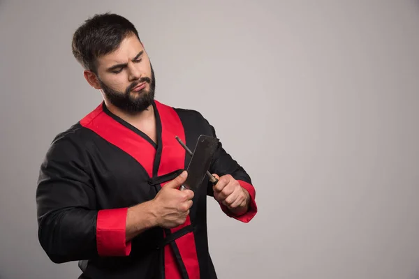 Uomo Serio Che Guarda Cacciavite Coltello Foto Alta Qualità — Foto Stock