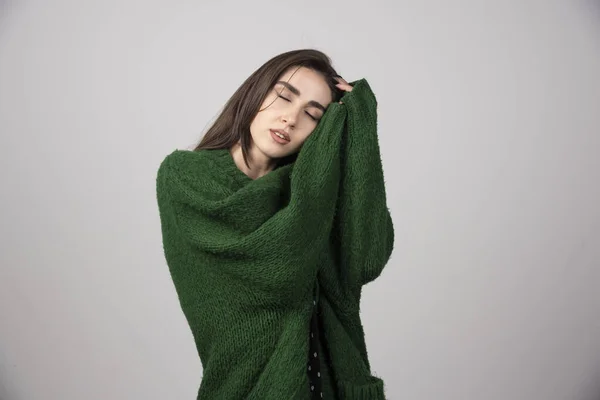 Młoda Kobieta Zielonym Swetrze Śpiąca Szarym Tle Wysokiej Jakości Zdjęcie — Zdjęcie stockowe
