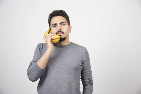 Homme Sérieux Parlant Avec Banane Sur Fond Gris Photo Haute — Photo