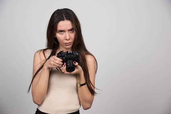 Donna Seria Con Macchina Fotografica Piedi Posa Foto Alta Qualità — Foto Stock